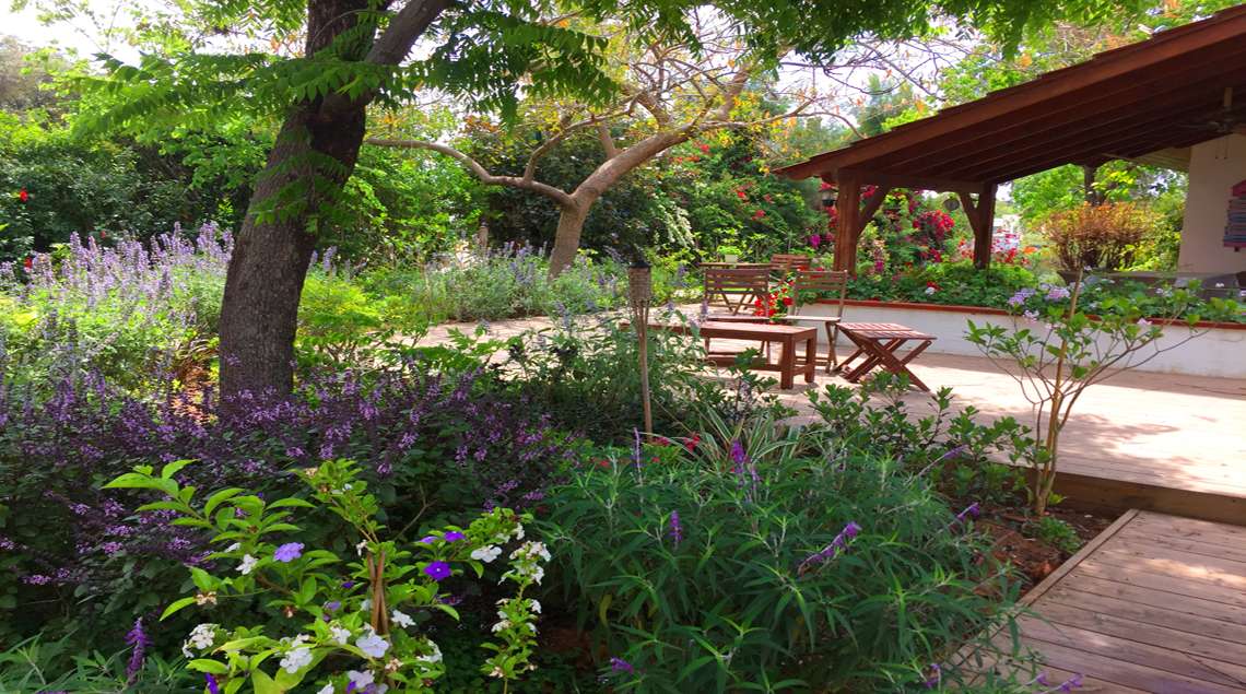 פינת ישיבה מוצלת על דק עץ