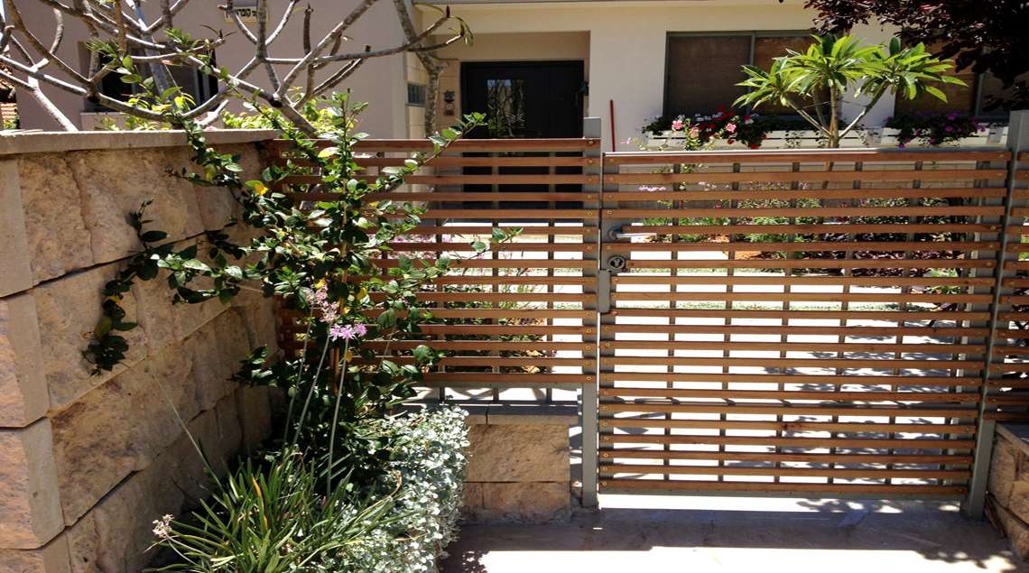 שער עץ בכניסה לגינה.