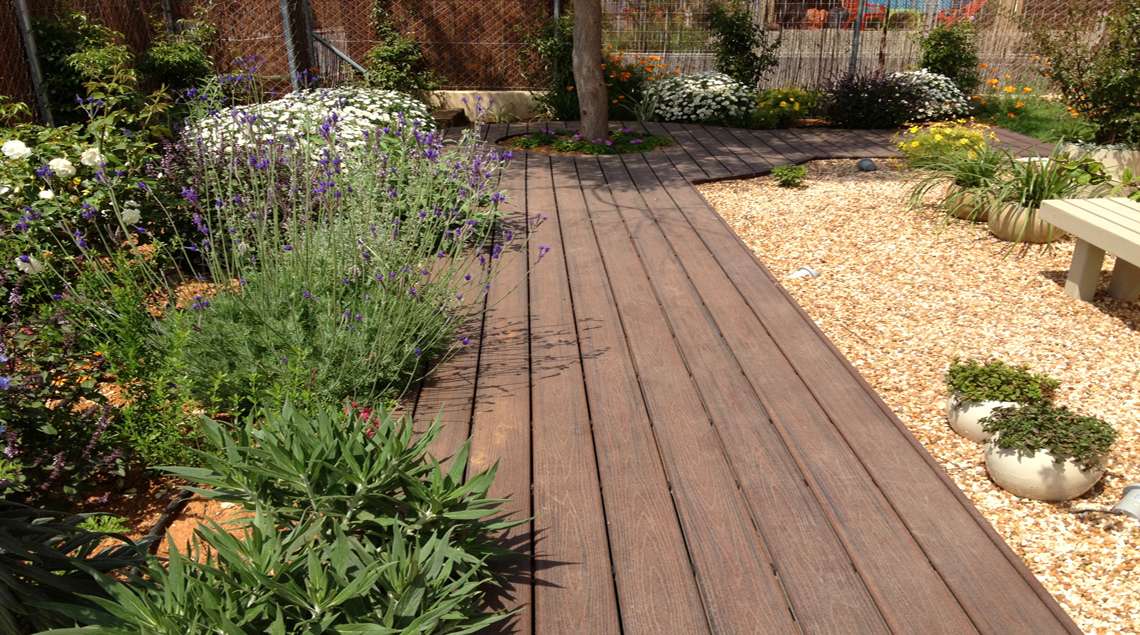 שביל דק שמצדו האחד צמחייה ומצדו השני חלקי נחל קטנטנים בגוונים של צהוב וחום