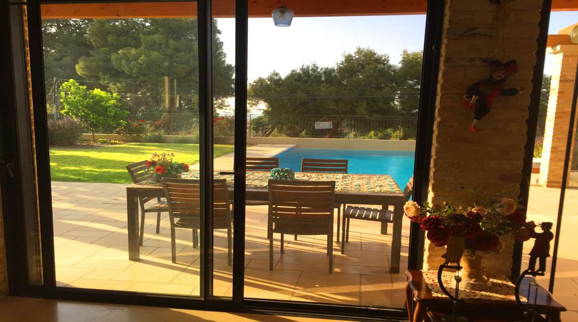 מבט מהסלון אל בריכת השחייה.